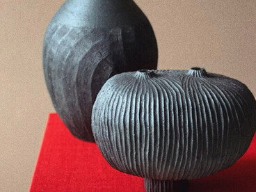 Yamakami está redefiniendo la expresión cerámica con una voz singular y vibrante 