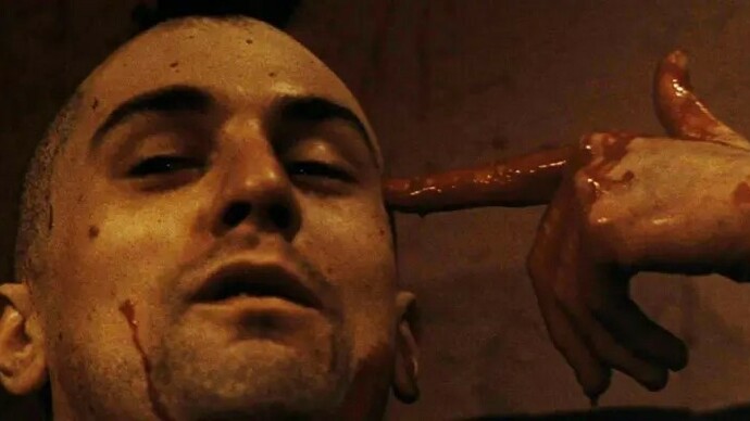 O motorista nunca quis amor. Desejava validação, plateia, enredo. O cinema concedeu um figurino grande demais para caber em qualquer sanidade confortável. O que irrompe pelas ruas virtuais é um arquétipo social, um algoritmo psíquico reproduzido com a precisão de quem fareja ressentimento