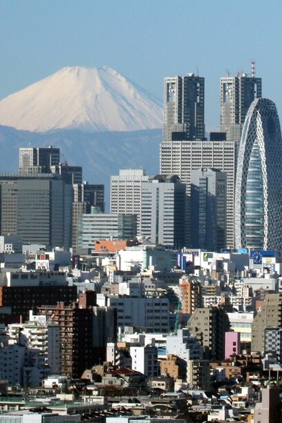 Tokyo, la capitale del Giappone, è una metropoli vibrante che unisce tradizione millenaria e innovazione tecnologica, diventando simbolo di una nazione all'avanguardia nel campo della scienza, della cultura e dell'economia