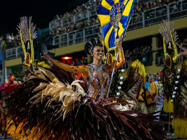 Desfile da Escola Paraíso do Tuiuti, Rio Carnaval 2025,fotografia de Eduardo Hollanda. Xica Manicongo viveu no século XVI, quando a cidade de Salvador ainda dava seus primeiros passos como colônia portuguesa. Escravizada, trazida do Congo, foi denunciada por se recusar a vestir "roupas de homem" e por viver de acordo com sua identidade de gênero, sendo perseguida pela Inquisição


