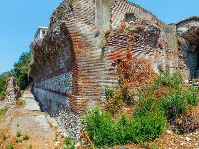 La giunzione fra il braccio occidentale del corridoio lungo e il corridoio trasversale intermedio, criptoportico romano, Benevento, Italia
