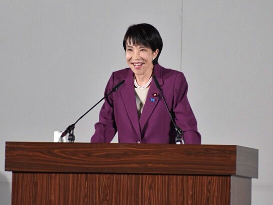Sanae Takaichi si presenta come la leader della continuità conservatrice, erede dell’agenda nazionalista di Shinzo Abe. In copertina Sanae Takaichi durante un discorso a Nagoya, Giappone, settembre 2025