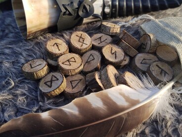 Ogni runa non rappresenta soltanto un suono, ma una forza cosmica che connette l’individuo ai cicli della natura e della comunità