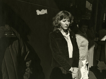 Dawoud Bey, A woman waiting, Syracuse, NY, 1985. Courtesy of Stephen Daiter Gallery