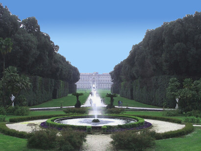 Nei giardini della Reggia di Caserta, l’acqua scorre tra fontane monumentali e cascate scenografiche, riflettendo la grandiosità di una natura modellata dall’arte e dal genio umano