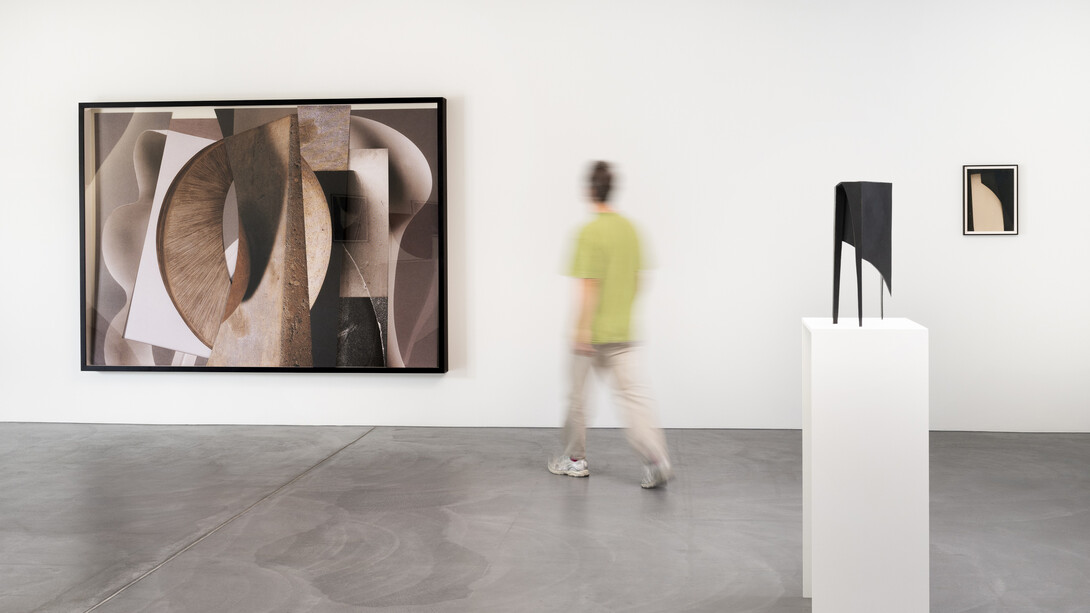 Erin Shirreff, Table muse, exhibition view. Courtesy of Von Bartha