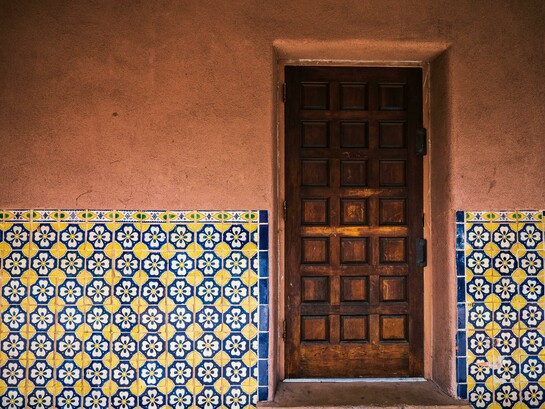 Era um momento de empolgação, temporário. De Curitiba, já se percebia a trajetória e o futuro promissor daquele litoral abençoado do meio, que os dois Estados vizinhos não dispunham nem parecido sequer. Era inclusive o maior receptor de turistas estrangeiros no Brasil, porque recebia muitos dos vizinhos hispânicos do Mercosul. Juntamente com as colonizações italiana e alemã, estava aí preparada a receita dos outrora administradores portugueses, para aurora. Os da Europa curiosamente, já em 2016, ainda continuavam a acreditar que a portuguesa Santo Antônio de Lisboa, a Oriental, jamais seria algo além! 