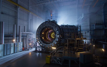 Der Stellator-Fusionsreaktor von Proxima Fusion “Stellaris”   baut auf den Ergebnissen des deutschen Forschungsversuchs “Wendelstein 7-X” (W7-X) auf. Bild: “Wendelstein 7-X” Ansicht des gesamten Projekts