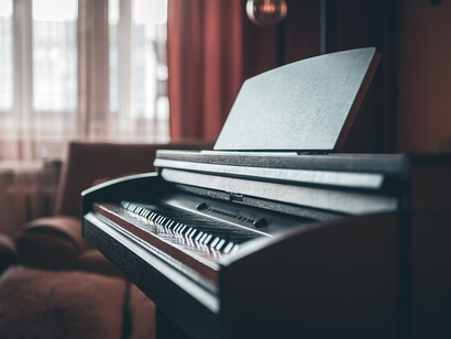 Aldana Argüelles nació en Mercedes, Uruguay, y actualmente vive en Montevideo, donde estudia Trabajo Social en la Facultad de Ciencias Sociales