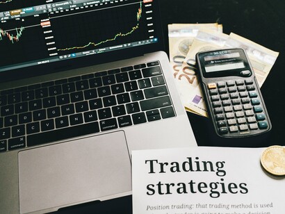 Hoje, notoriamente definida como a época das altas tarifas aduaneiras para importações norte-americanas, quando o mundo se espanta e inquieta-se com as reciprocidades dos impostos de importação acima dos 20% para Europa e, 30% para a Ásia, o Brasil viu mais uma vez compensada a sua vizinhança. Com apenas 10% de sobre-agravamento não percebeu, nem dissimulou um tal comedimento tarifário, devida a sua pequena participação mundial no comércio mundial de mercadorias e serviços, que ainda é representada por menos de 2%