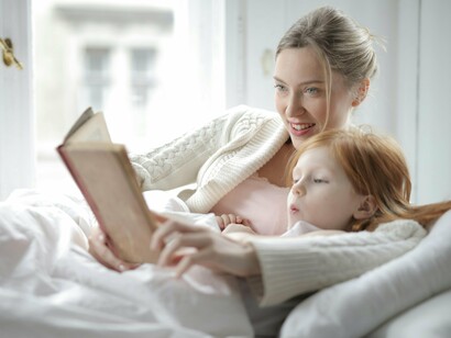 A importância de criar o hábito de ler para o bebê na gestação, é que apesar de o bebê ser apenas um ouvinte, ele acostuma-se a ouvir os pais lendo as histórias para ele. Esse hábito criado na gestão, vai-se materializar depois do nascimento, levando a criança a sentir necessidade de continuar esse hábito. A criança vai nascer com essa curiosidade de pegar manusear livros, e esse processo vai se consolidar à medida que ela for crescendo até à vida adulta