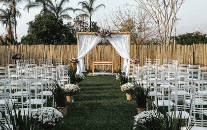 Além do horário, é importante ter em mente o local do casamento, locais mais abertos pedem mais atenção ao comprimento do vestido já que pode ventar e é importante lembrar que há cerimonias em locais mais difíceis de se andar como numa praia ou campo onde é necessário pensar em sapatos mais confortáveis para não ter problemas ao se deslocar. Locais mais fechados já são mais tranquilos para abusar na altura do salto, ou inclusive fazer um penteado super elaborado que num ambiente exterior poderia não ficar no lugar por muito tempo. Se o local for Sacro, como uma igreja ou templo, tenha em mente o respeito aos noivos e ao local, então evite mostrar muita pele ou até mesmo usar estampas que podem ser ofensivas