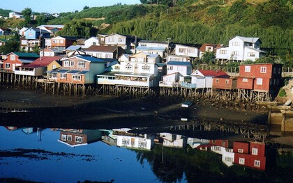 Palafitos (construcción que se alza en terrenos anegables, sobre estacas o pies derechos) del Río Gamboa, Castro, Chiloé, Chile
