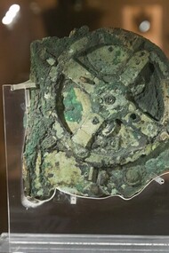 Mecanismo de Antikythera, 150-100 AC. Museu Arqueológico Nacional de Atenas, na Grécia