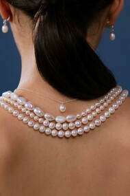 Schiena di donna con collana di perle. Il Sacro Femminino e la donna gioiello: una riflessione sull'anima e la bellezza