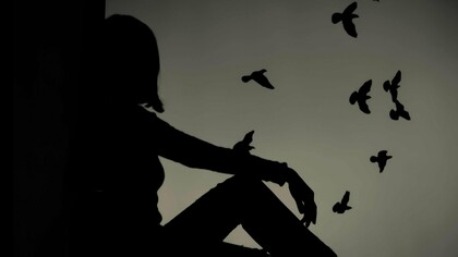 Por incrível que pareça, poucos segundos depois, outra andorinha juntou-se a ela. Nosso coração de imediato nos convenceu de que era o casal se reencontrando. Voaram juntas, dando voltas, indo e vindo, se tocando, felizes por voltar a andorinhar. Estavam no céu