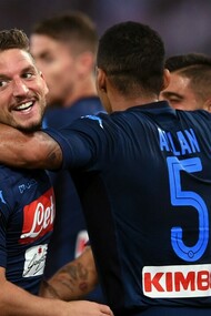 I giocatori del Napoli celebrano la vittoria contro la Lazio