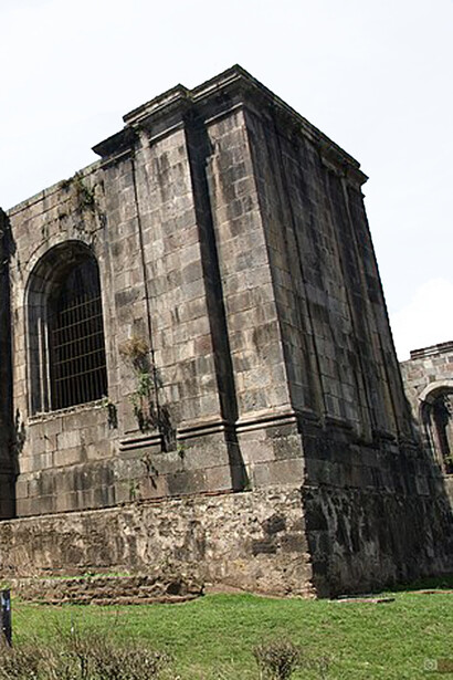 La Fuente del Pastorcillo no formó parte del traspaso del edificio Pirie al Instituto Tecnológico en 1971. Conscientes de su valor histórico y simbólico, las autoridades municipales conservaron la pieza, con el propósito de ubicarla, posteriormente, en un espacio más visible y significativo de la ciudad Vista de las Ruinas de la Parroquia de Santiago Apóstol en Cartago, Costa Rica