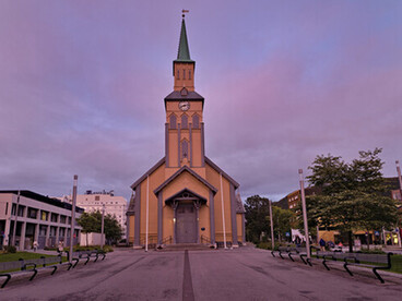 La particularidad de estar en esta ciudad en verano es que nunca oscurece; este fenómeno se  conoce como "el sol de medianoche". En invierno ocurre lo contrario: no hay luz solar directa  y a ese período se le llama "luz crepuscular". Catedral de Tromsø, Noruega