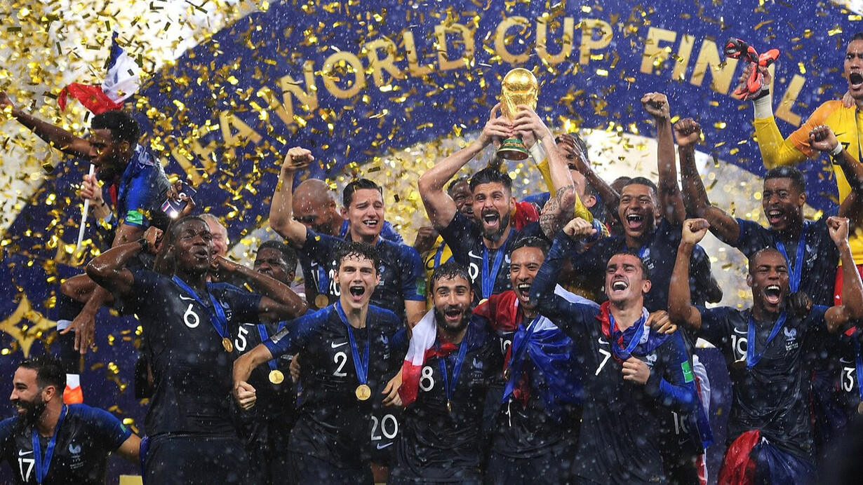 La France célébrant sa victoire de la Coupe du Monde de 2018 en Russie. Un geste de joie collective, un cri de victoire. La France se relève, forte de son histoire et prête à écrire un nouveau chapitre