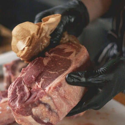 Macellaio al taglio: "E la macelleria? È un luogo di poesia. Tra i coltelli e i banconi si cela un rispetto antico, quasi sacro, per l’animale e per chi lo ha allevato"