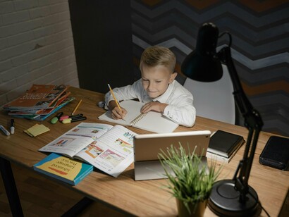 Se o ensino for dominado apenas por recursos de impacto rápido, como vídeos e jogos constantes, haverá prejuízo na capacidade de leitura profunda, no raciocínio elaborado e na organização do pensamento. O equilíbrio entre momentos lúdicos e estudo focado é indispensável para que a aprendizagem seja duradoura