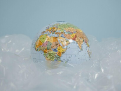 "Meu corpo é político e minha arte é uma forma de cura", afirmou em entrevista à revista AzMina (2020). Seu trabalho estabelece diálogos com o movimento queer e ecofeminista, construindo pontes entre pautas que frequentemente são tratadas separadamente. Esse trânsito entre diferentes lutas reflete um aspecto importante da arte indígena contemporânea: sua capacidade de articular questões ambientais, territoriais, de gênero e políticas em reflexões integradas