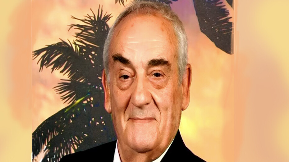 Alfredo Gómez Gil (1936, Alicante) nos dice: “que en vez de palmas de las manos, dos palmeras me salen por muñecas”.