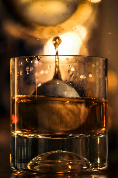 Cada whisky servido acompañó la evolución de la noche, como si el ámbar del trago afinara los sentidos al ritmo del saxofón