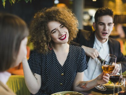 Amigos reunidos em restaurante. Quando é horário de almoço, normalmente no Instagram você encontra também informações sobre menus executivos a preços especiais para aquele dia ou semana, além da programação de eventos no local, horário de funcionamento atualizado, etc