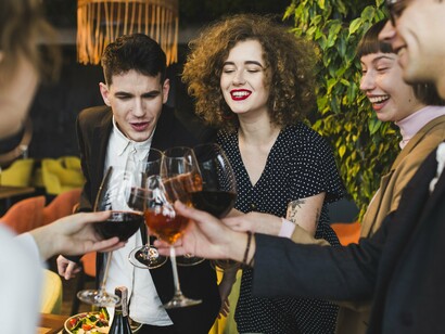 Amigos reunidos em restaurante. Como pelas fotos da apresentação da comida notei que tinha cara de um lugar requintado, decidi verificar os preços pelo menu que estava na página do Instagram e vi que eles tinham um menu especial a preços mais baixos para o almoço. Fomos até lá e foi uma das melhores experiências da cidade e com valor acessível