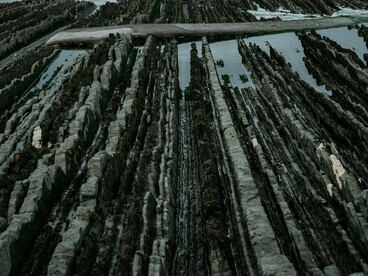 Praia de Barrica, na província da Biscaia, que faz parte da comunidade autônoma do País Basco, no norte da Espanha. Ela ligou para um centro basco em Buenos Aires para perguntar se poderia estudar o idioma. A resposta foi simples — “venha” — e ali começou sua jornada. No início, tudo parecia um jogo linguístico, quase um entretenimento intelectual. Mas logo o estudo se transformou em algo mais profundo: um gesto de pertencimento. Uma forma de voltar para casa sem sair do lugar