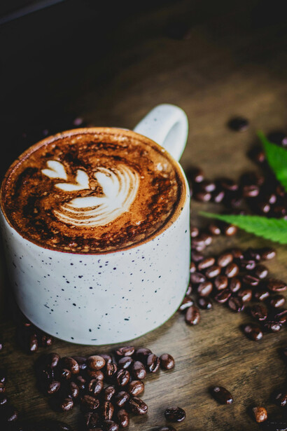 Algo la saca de ese estado hipnótico, el sonido crac del chocolate belga la hace regresar al siglo XXI