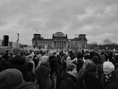 Un *führer* es un *führer*, un nazi es un nazi, y la costra política parasitaria es exactamente eso: una costra política parasitaria.  Somos el cortafuegos. Manifestación contra la AfD y la extrema derecha el 3 de febrero de 2024, Berlin, Alemania