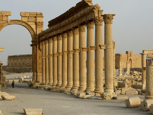 El futuro de Siria dependerá en gran medida de la voluntad de la comunidad internacional para abordar estos desafíos de manera concertada. Arco del Triunfo, un arco ornamental romano del siglo III. Palmira, Siria.
