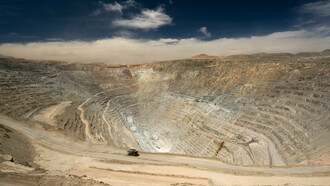 Vista aérea de la mina a cielo abierto de Chuquicamata, Calama, Chile. La falta de fiscalización y control sobre los recursos naturales refleja una crisis profunda de soberanía y responsabilidad estatal