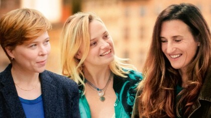 Pelo olhar de Vitor, conhecemos as demais personagens da história, em especial o trio de amigas anunciado pelo título. Blanche, Pauline e Sophie são professoras, mulheres que dividem não apenas a profissão, mas também uma cumplicidade afetiva que ultrapassa o ambiente profissional. A morte de Vitor é um ponto de inflexão e desorganização em suas vidas: Blanche, viúva recente, oscila entre a fidelidade à memória do marido e a possibilidade de um novo afeto; Pauline, a mais racional do grupo, tenta interpretar os acontecimentos como exercícios morais, e aprende a amar o marido à medida que lida com a infidelidade, a sua e a dele; já Sophie, a mais livre e instintiva, deixa-se levar pelo ímpeto das paixões, ainda que isso a conduza a becos sem saída, como ter um caso com o marido de Pauline