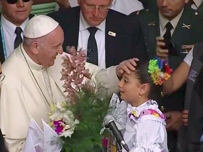 Visita apostólica do Papa Francisco à Colômbia, 2017. Ele pregou uma Igreja mais próxima dos verdadeiros valores cristãos e mais distante do reacionário tribunal moral. Lutou contra o clericalismo, denunciou o capitalismo selvagem, defendeu os migrantes, o meio ambiente, as mulheres, os povos originários. Levantou pautas e valores gravemente ameaçados nos dias atuais e, por isso, foi atacado em vida e após a sua morte