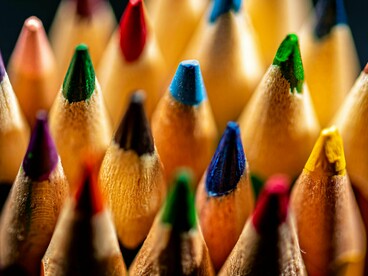 Em meio a esse cenário de sobrecarga digital, colorir se torna um ato de resistência. Um gesto simples, mas profundamente simbólico. Uma forma de pausar o mundo, resgatar a escuta interna, cultivar a paciência e encontrar sentido nas pequenas coisas. Os livros de colorir são, hoje, uma ponte entre gerações, uma terapia acessível, uma ferramenta pedagógica e um convite à reconexão