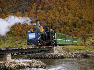 Durante el trayecto, el tren atraviesa bosques de lengas, cascadas y el curioso cementerio de árboles creado por los castores que alteraron el ecosistema fueguino. Ushuaia, Argentina