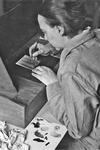 Walter Pfitzner (?), photo series showing the process from the design of the pictograms to the production of the pictorial statistics panels, Elisabeth Buchmann coloring slides of pictorial statistics, ca. 1932. Courtesy of Musa Museum