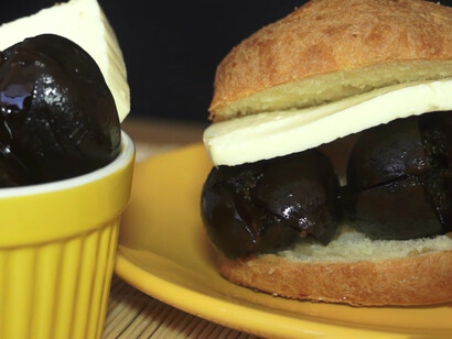 El hornado de cerdo en el mercado y el queso —presente incluso en una pizza improvisada— confirman que en Guaranda la comida es parte esencial de la experiencia