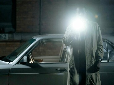 Na rua, dizem que foi um ataque cibernético, uma guerra tecnológica provocada pela Rússia. Momentos anteriores às eleições locais depois de novo impedimento governamental aos socialistas. A direita finalmente retornou à liderança, apesar de direita e esquerda, serem apenas alcunhas difusas de situação e oposição. O Papa Jesuíta, o primeiro destes, faleceu há poucos dias