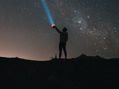 Quando a senhora está presente, mesmo estando distante, percebo a vontade descendo, atravessando o tubo e me conectando com a grandeza do todo. Agradeço a oportunidade, sobretudo de aprender sobre a entrega do ser. Aqui com meus semelhantes, quando ensino, vou aprendendo a ser, graças à Senhora!