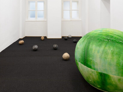 Sonia Leimer, Dust buddies, ausstellungsansicht. Mit freundlicher genehmigung der Galerie nächst St. Stephan