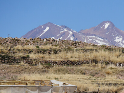 No hemos buscado imponer soluciones, sino abrir oportunidades: ocasiones para reforzar lo que ya existe, para escuchar al lugar y traducir en lenguaje arquitectónico una forma de vida ancestral. Socaire, Atacama, Chile