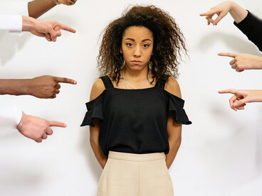 Frente al agotamiento y la presión social, surge la urgencia de dejar de encajar en moldes ajenos y recuperar la fidelidad a lo que cada persona es