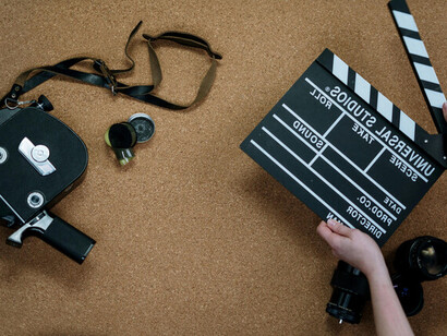 El arte, atrapado entre la autenticidad y el marketing, corre el riesgo de diluir su potencia simbólica en el océano de etiquetas que prometen pertenencia pero fabrican dependencia