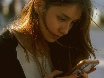 Uau. Para uma alma borderline, essa frase cortou fundo. Eu não queria apenas seguidores. Queria ser vista. Queria que minha voz tivesse peso, que minha existência tivesse lugar. Mas ali, na vitrine fria do Instagram, percebi que a visibilidade não tem nada a ver com autenticidade — e que ser ouvida é um luxo que, muitas vezes, não cabe em 15 segundos de story



