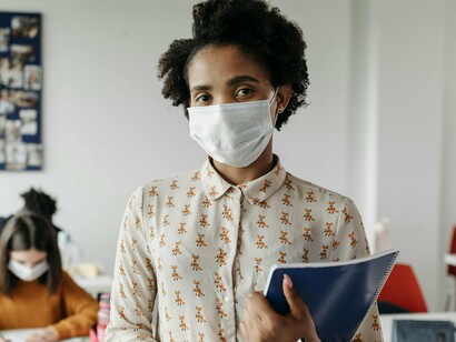 Dentre as medidas anunciadas pelo Chefe do Estado, consta a suspensão de aulas em todos os estabelecimentos de ensino, públicos e privados, desde o ensino pré-escolar até ao superior, e ainda a redução de número de pessoas nos eventos de carácter social, salvo actividades de interesse estritamente público e uso obrigatório de máscaras nos aglomerados e higienização das mãos